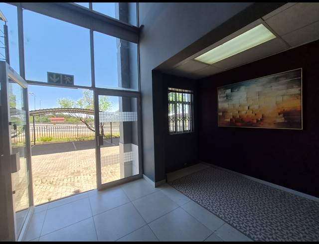 6,242M² WAREHOUSE TO LET IN HALFWAY HOUSE